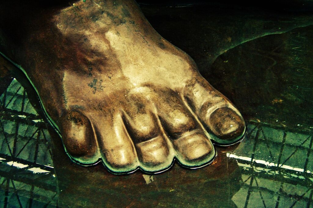 sculpture, firmness, tenacity, basis, feet, toes, bronze, modern, basis, basis, basis, basis, basis