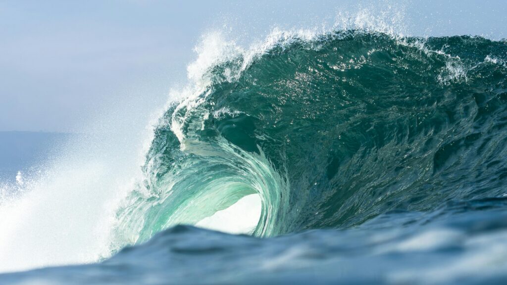 Stunning image of a powerful wave crashing on the coast of Iquique, Chile, capturing the ocean's beauty.